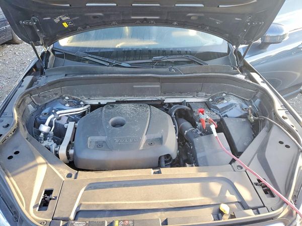 2021 VOLVO XC90 Momentum — Engine bay