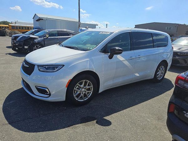 2026 CHRYSLER PACIFICA Select — Front 3/4