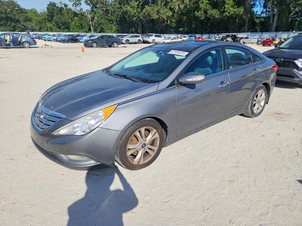 2013 HYUNDAI SONATA — Front 3/4