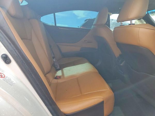 2019 LEXUS ES