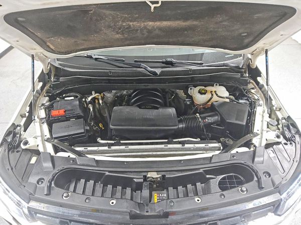 2021 CHEVROLET SUBURBAN LS — Engine bay