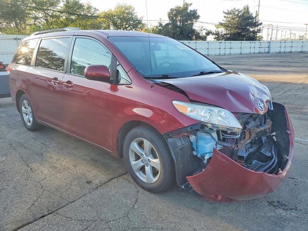 2014 TOYOTA SIENNA