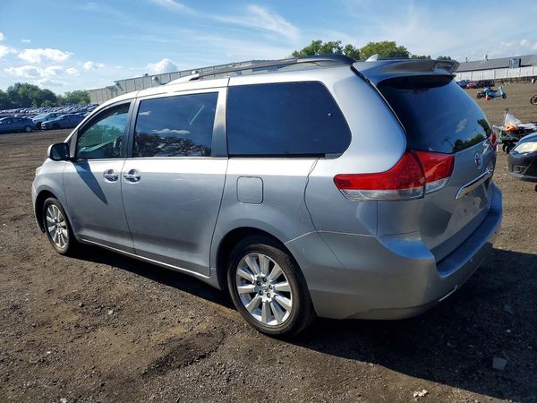 2012 TOYOTA SIENNA