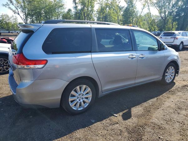 2012 TOYOTA SIENNA