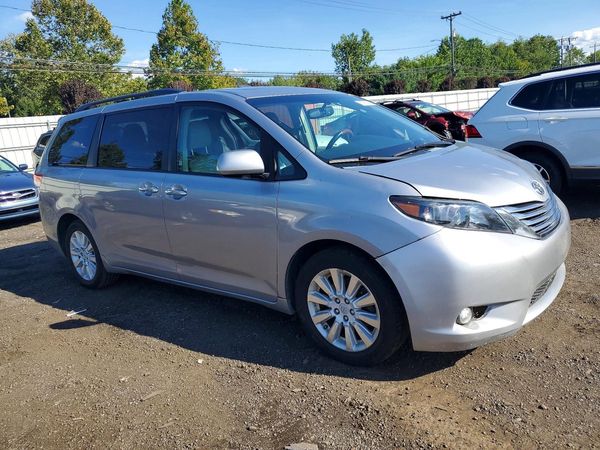 2012 TOYOTA SIENNA