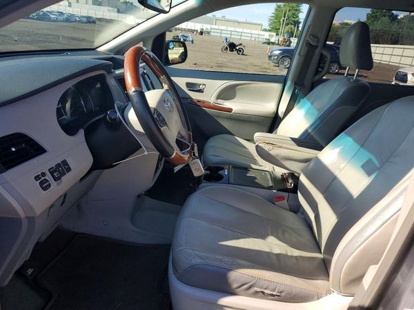 2012 TOYOTA SIENNA