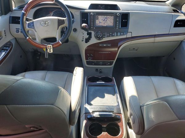 2012 TOYOTA SIENNA