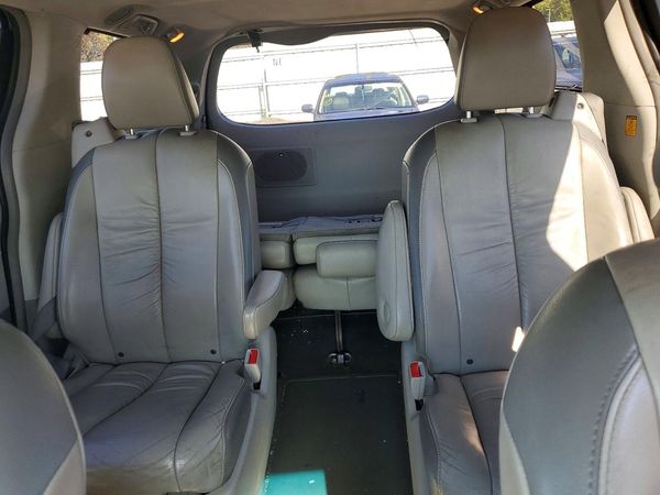2012 TOYOTA SIENNA
