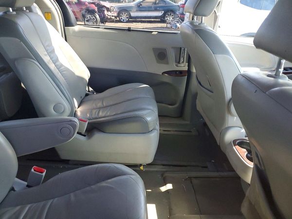 2012 TOYOTA SIENNA