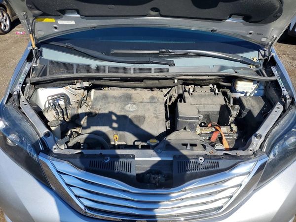 2012 TOYOTA SIENNA