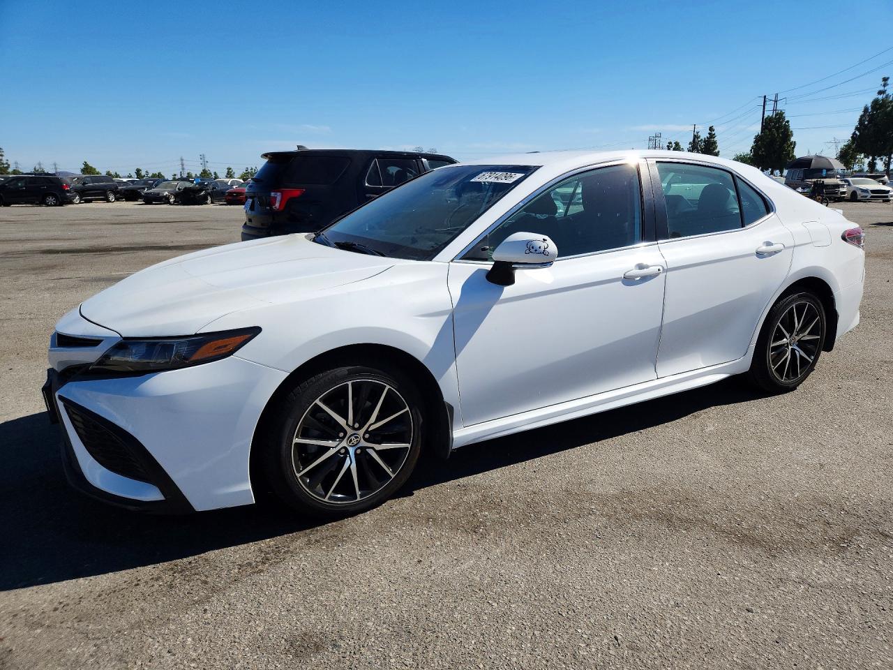 2021 TOYOTA CAMRY SE + Convenient Pkg — Front 3/4