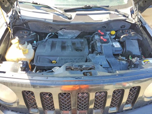 2014 JEEP PATRIOT Sport — Engine bay