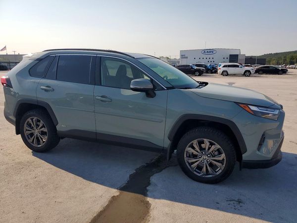 2023 TOYOTA RAV4 XLE Premium — Passenger 3/4