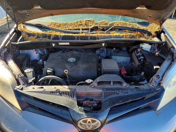 2020 TOYOTA SIENNA — Engine bay