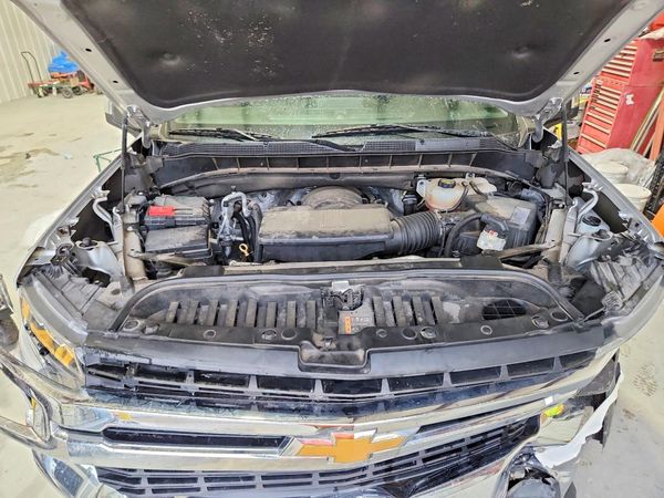 2020 CHEVROLET SILVERADO LT — Engine bay