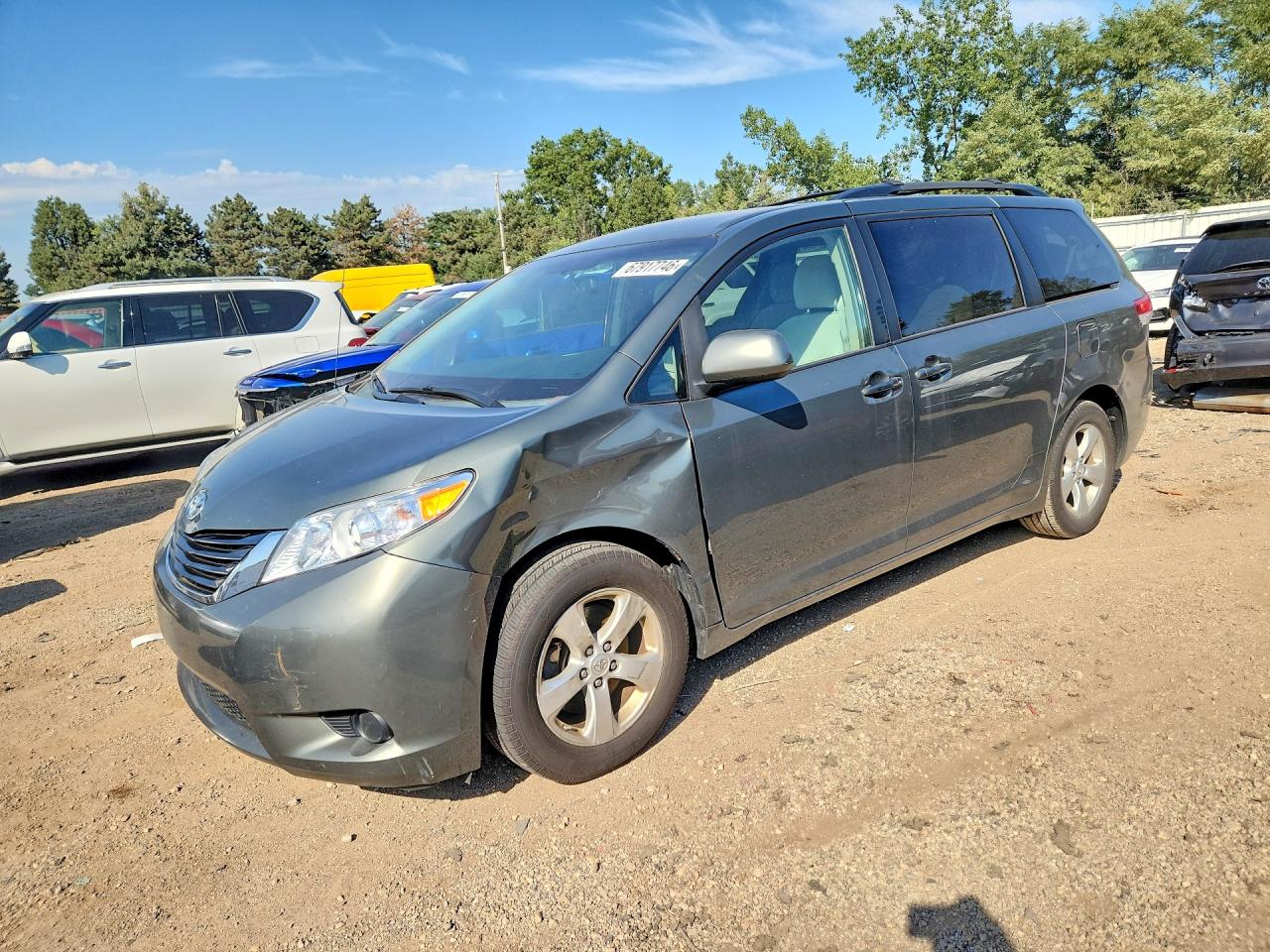 2014 TOYOTA SIENNA — Front 3/4