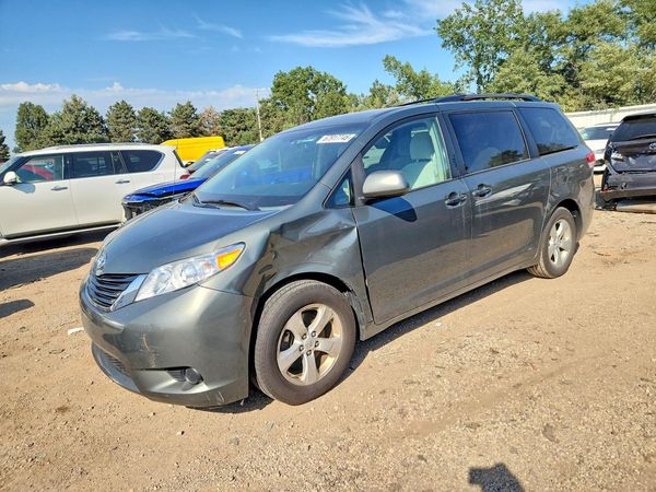 2014 TOYOTA SIENNA — Front 3/4