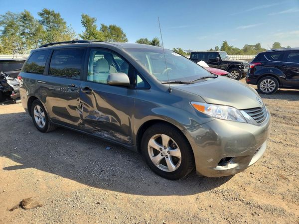 2014 TOYOTA SIENNA — Passenger 3/4