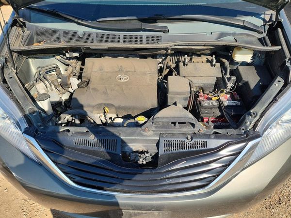 2014 TOYOTA SIENNA — Engine bay