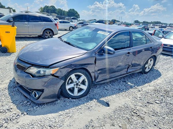 2014 TOYOTA CAMRY — Front 3/4
