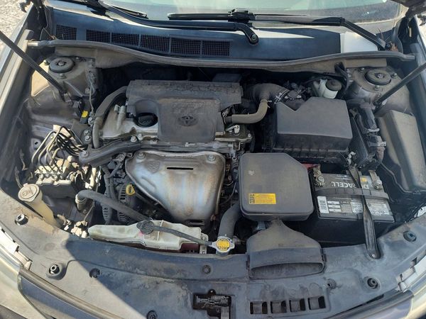 2014 TOYOTA CAMRY — Engine bay