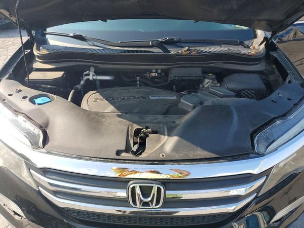 2017 HONDA PILOT EXL — Engine bay