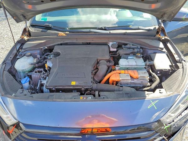 2018 HYUNDAI IONIQ Blue (HEV) — Engine bay