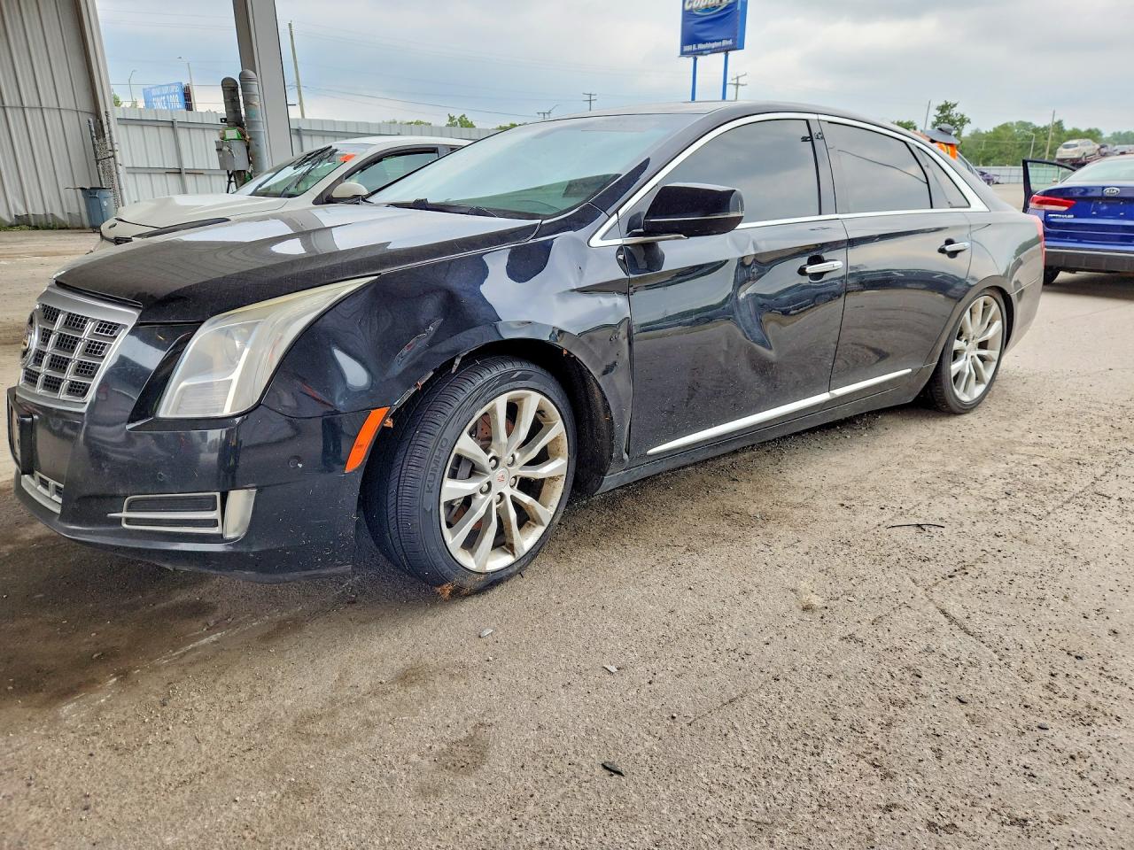2015 CADILLAC XTS Luxury — Front 3/4
