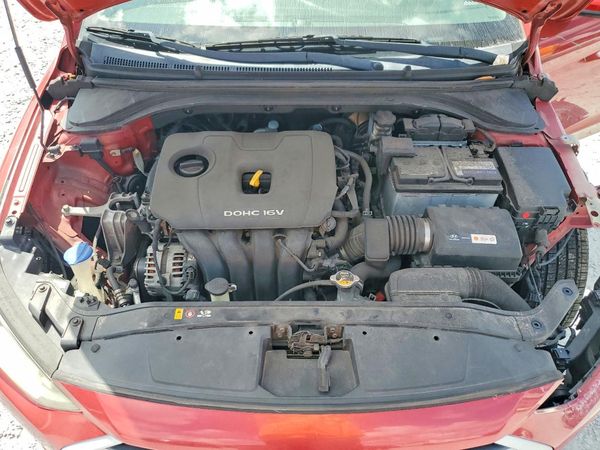 2017 HYUNDAI ELANTRA SE Base — Engine bay