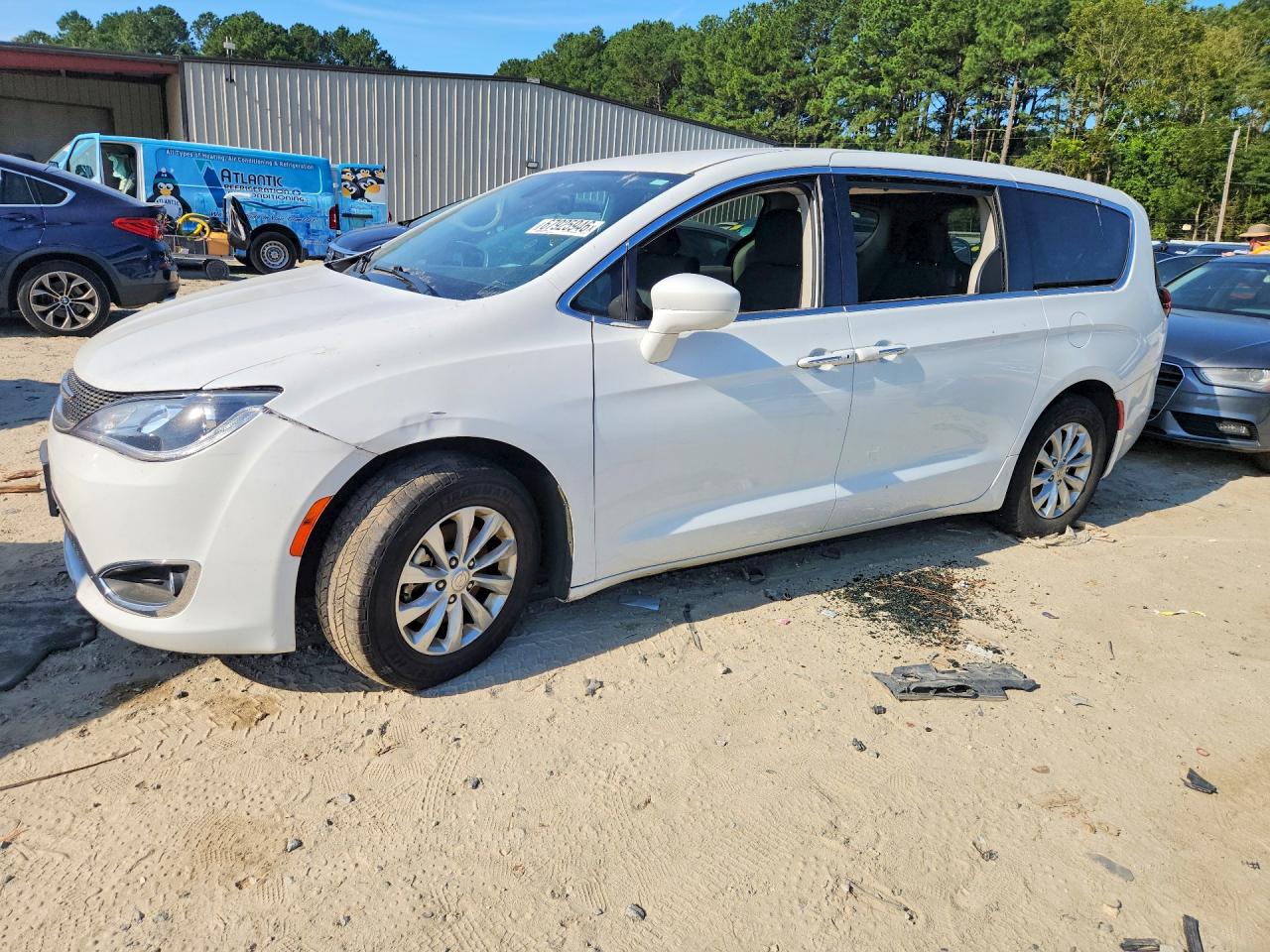 2019 CHRYSLER PACIFICA Touring Plus — Front 3/4