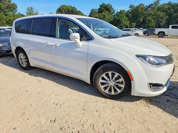 2019 CHRYSLER PACIFICA Touring Plus — Passenger 3/4