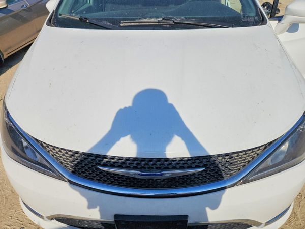 2019 CHRYSLER PACIFICA Touring Plus — Engine bay