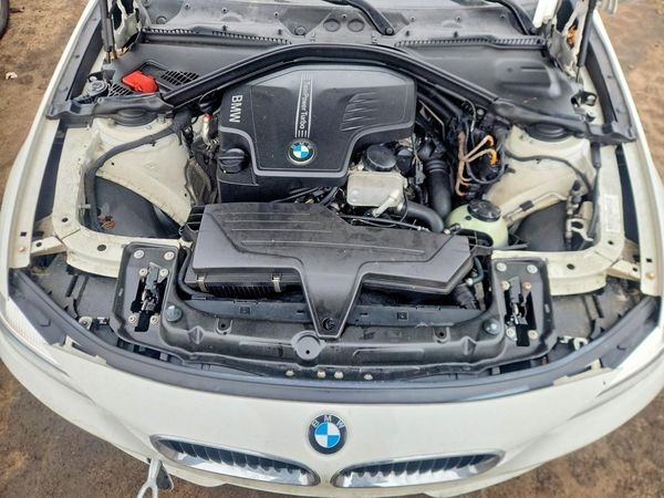 2014 BMW 3 SERIES xDrive — Engine bay