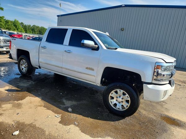 2018 CHEVROLET SILVERADO High Country — Passenger 3/4