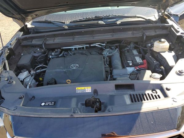 2022 TOYOTA HIGHLANDER LE — Engine bay