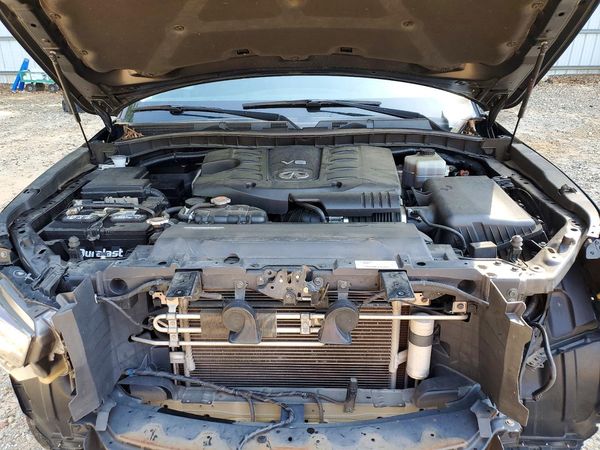 2019 INFINITI QX80 — Engine bay