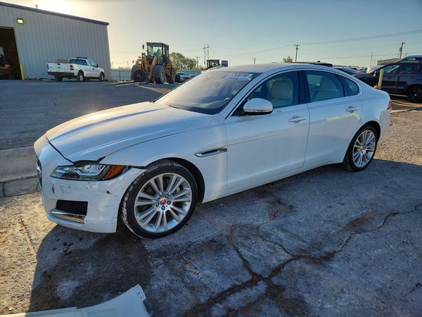 2019 JAGUAR XF Prestige — Front 3/4