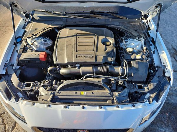 2019 JAGUAR XF Prestige — Engine bay