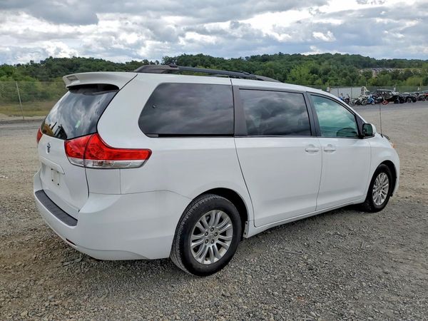 2013 TOYOTA SIENNA