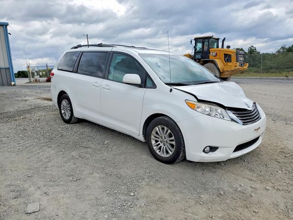 2013 TOYOTA SIENNA