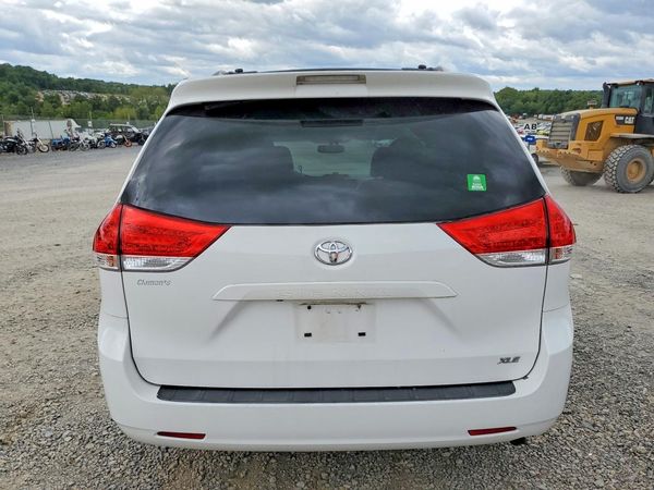 2013 TOYOTA SIENNA