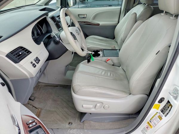2013 TOYOTA SIENNA