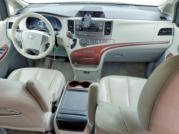 2013 TOYOTA SIENNA