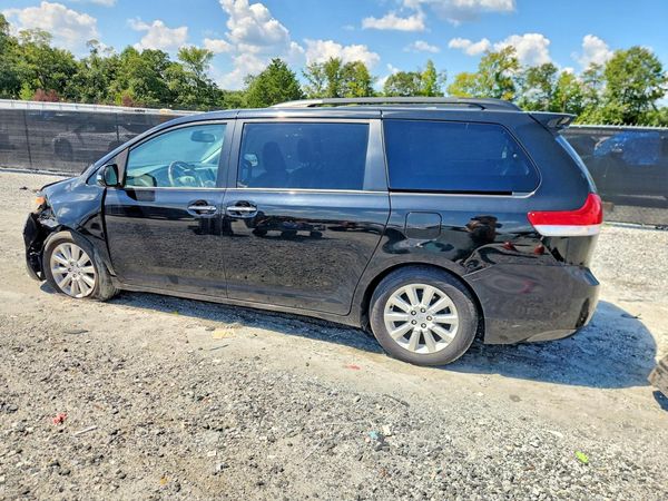 2013 TOYOTA SIENNA