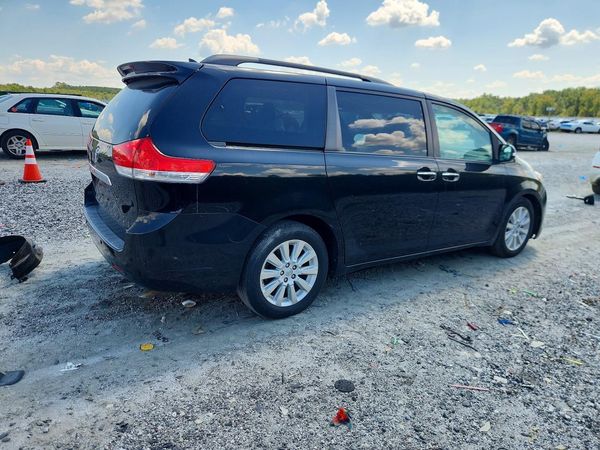 2013 TOYOTA SIENNA
