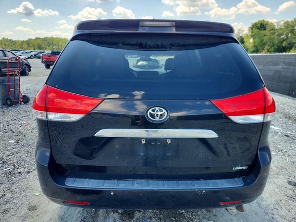 2013 TOYOTA SIENNA