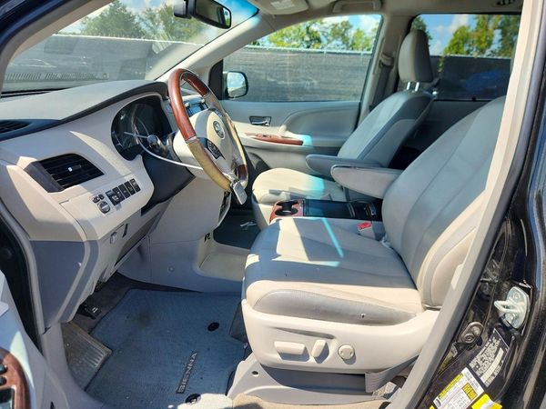 2013 TOYOTA SIENNA