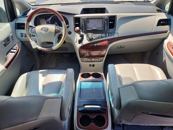 2013 TOYOTA SIENNA