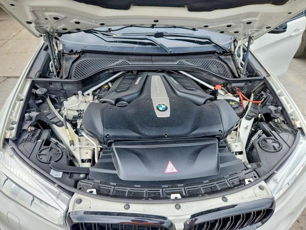 2018 BMW X6 xDrive50i — Engine bay