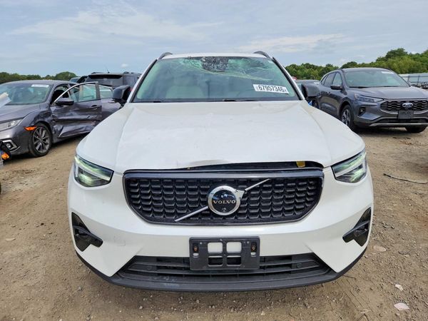 2025 VOLVO XC40 Plus Dark
